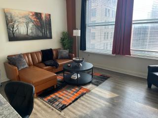Downtown Escape - Stylish Living with Free Parking - 6