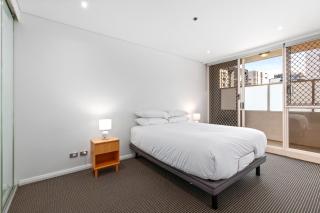 Inner-city Stay with Pool and Gym Access - 5