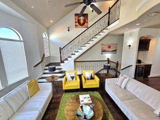 Bright & Stylish Galleria Stay Sleeps 8 - 4
