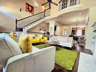 Bright & Stylish Galleria Stay Sleeps 8 - 2