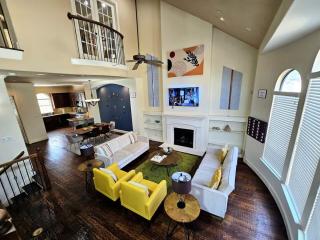 Bright & Stylish Galleria Stay Sleeps 8 - 1