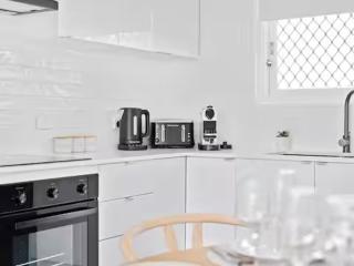 Beachfront Escape Broadbeach - 2BD, Pool, Sleeps 7 - 5