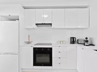 Beachfront Escape Broadbeach - 2BD, Pool, Sleeps 7 - 4