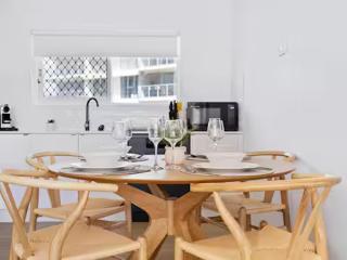Beachfront Escape Broadbeach - 2BD, Pool, Sleeps 7 - 2