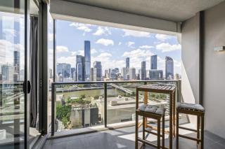 Central Brisbane Stay with Balcony Pool & BBQ - 1