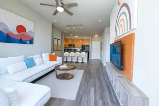 Poolside Comfort 2BR Galleria Stay AND Garage - 0