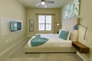 Poolside Comfort 2BR Galleria Stay AND Garage - 1