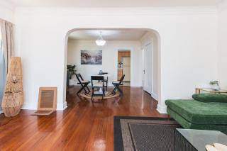 Charming Vintage 2 bedroom 1 Bathroom Close to Larchmont Village - 0