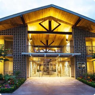 Perk Up Your Getaway Stylish Galleria Retreat - 8