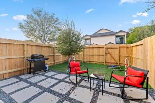 NRG MedCenter Luxe 2BD Home w FencedYard WasherDryer Pet Friendly - 8