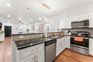 NRG MedCenter Luxe 2BD Home w FencedYard WasherDryer Pet Friendly - 5