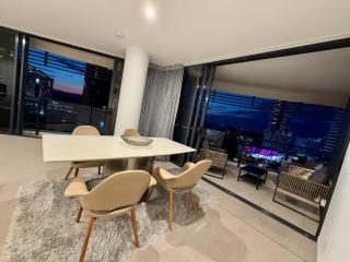 Stunning 2 bed 2 bath 8th floor - GC Getaways - 8