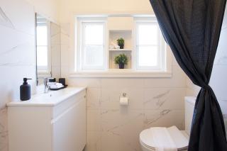 Bright 2BR House with Yard, BBQ & Free Parking - 1