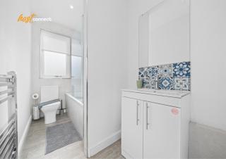 2 Bed Sleeps 4 with Private Parking in Airdrie - 6