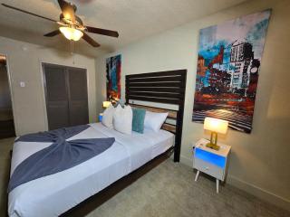 Walking Distance Galleria Condo 2BR 2BA Pool - 5