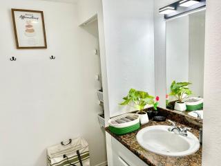 Stylish & Cozy Townhome Getaway in Lynnwood! - 9