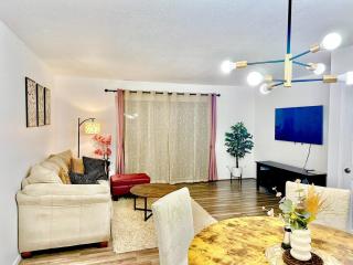 Stylish & Cozy Townhome Getaway in Lynnwood! - 6