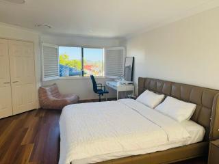 Spacious Family Retreat with Pool in Carindale - 3