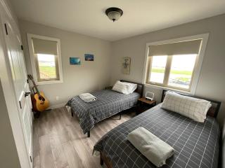 Lake Front 4 Bedroom Home with Hot Tub & Sauna - Spa House - 4
