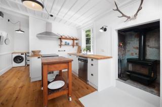 Quintessential Russell Cottage - 6