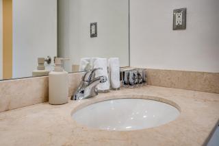 2BR Condo - Free Parking - Park & City View - 4
