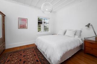 Quintessential Russell Cottage - 2