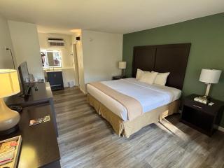 Castlewood Inn - 9
