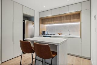 Spacious City Retreat Westside Place - 8