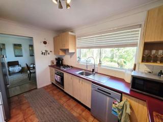Spacious 3BR Bushland Mountains Retreat - 4