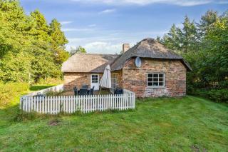 Charming Thatched Cottage Near North Sea - 0