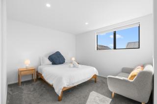 2 bedroom Townhouse in Merivale with free Carpark - 1