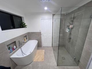 Golden Getaway, Private 3x bedroom home with 2x living spaces and study - 7