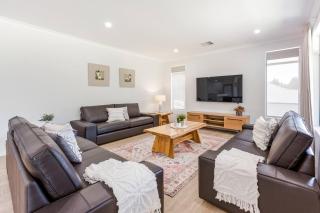 Wildgreen Villa - Lakeside Hideaway in Winery Estate - 3