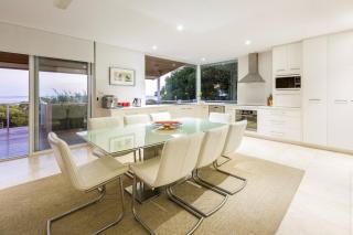 The White House - Tranquil Sea Views and Endless Fun - 3