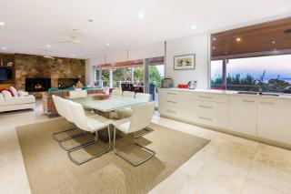 The White House - Tranquil Sea Views and Endless Fun - 2