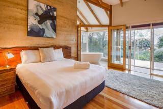 Views Of The Bay - A Tranquil Bushland Escape - 8