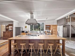 Wisteria Vines Estate - Rustic Elegance by the Coast - 9