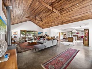 Wisteria Vines Estate - Rustic Elegance by the Coast - 4