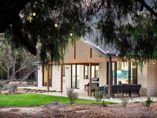 Turf and Surf - Luxe Retreat Backing onto Golf Course - 4