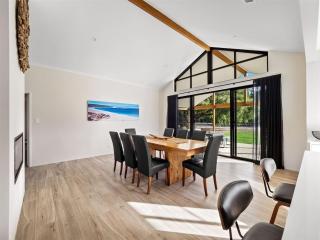 Turf and Surf - Luxe Retreat Backing onto Golf Course - 1