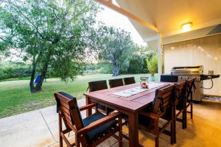 The Willows - A Lush Beachside Retreat for Families - 8