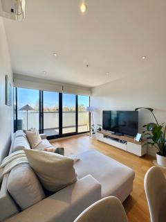 Modern Chadstone Apartment l Walk to Shops - 0
