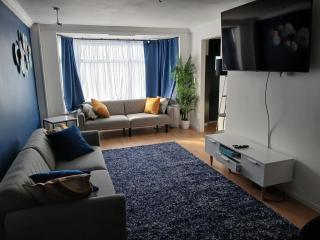 Modern & Spacious 3BR House Bracknell - Berkshire - 0