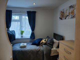 Modern & Spacious 3BR House Bracknell - Berkshire - 9