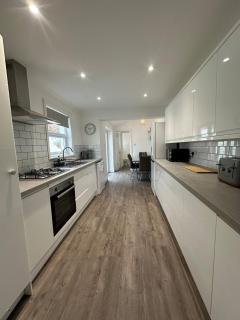 3 bed Spacious House with Parking - 0