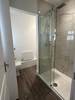 3 bed Spacious House with Parking - 6