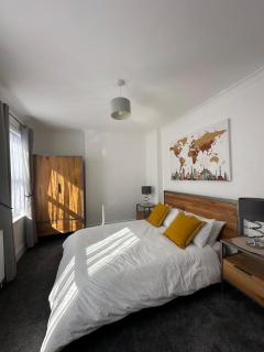3 bed Spacious House with Parking - 4