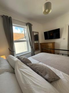 3 bed Spacious House with Parking - 3