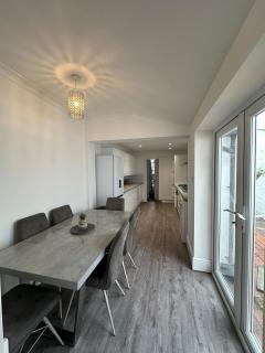 3 bed Spacious House with Parking - 2