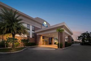 Days Inn & Suites by Wyndham Fort Myers Near JetBlue Park - 7
